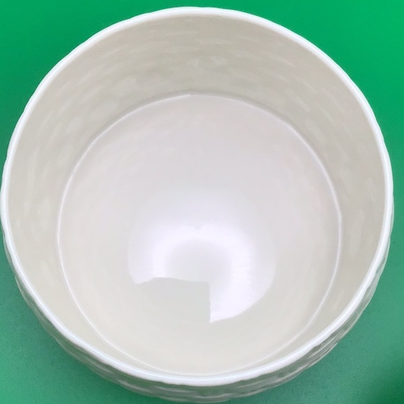 Belleek basket weave honey pot with a lid, featuring bees and flowers, good cond - Picture 11 of 11